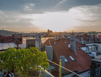 Undisturbed Relaxation in an Outdoor Jacuzzi – With Views of Prague’s Rooftops