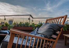 Undisturbed Relaxation in an Outdoor Jacuzzi – With Views of Prague’s Rooftops