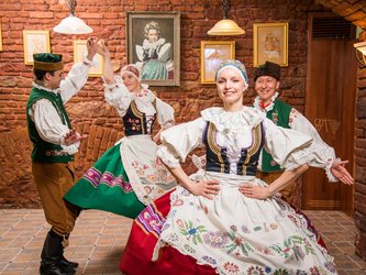 en:Two women and two men performing a traditional dance in colorful costumes with floral patterns; fr:Deux femmes et deux hommes qui font une danse traditionnelle en tenue colorée avec des motifs à fleurs