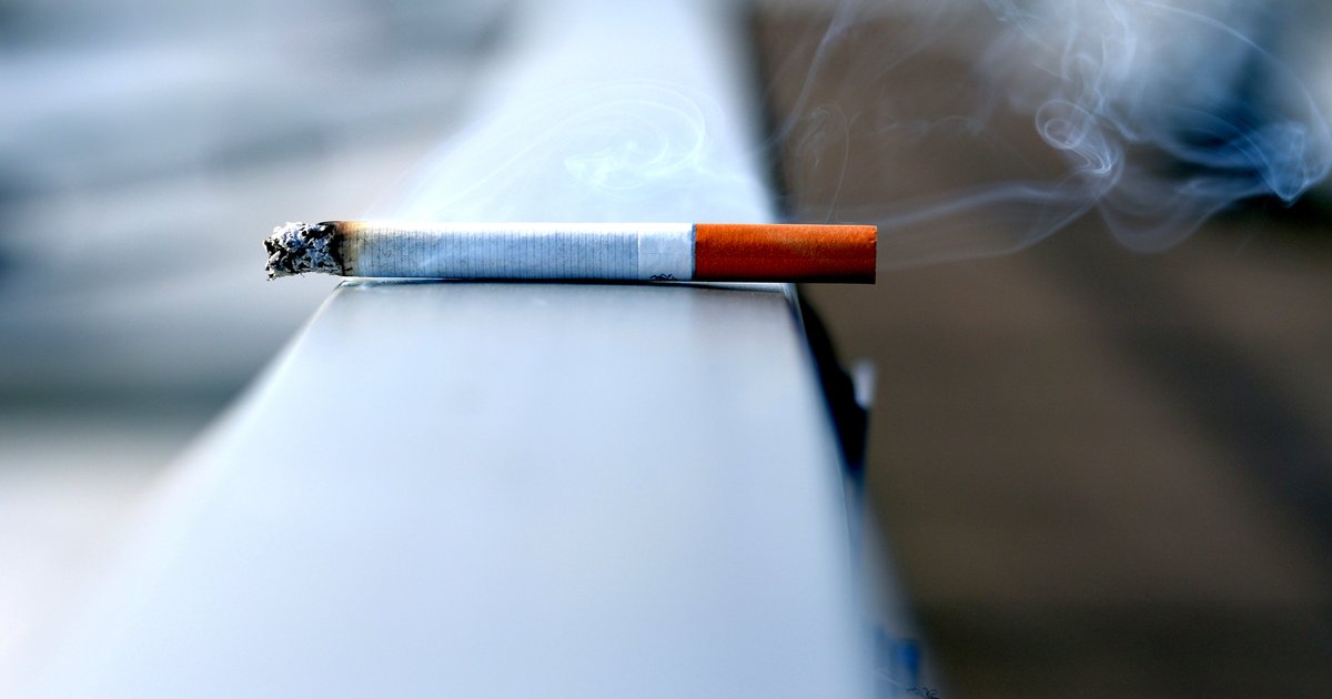 famous singers who smoke cigarettes Lainey Wilson's Bad Habit With Miranda Lambert? Smoking Cigs!