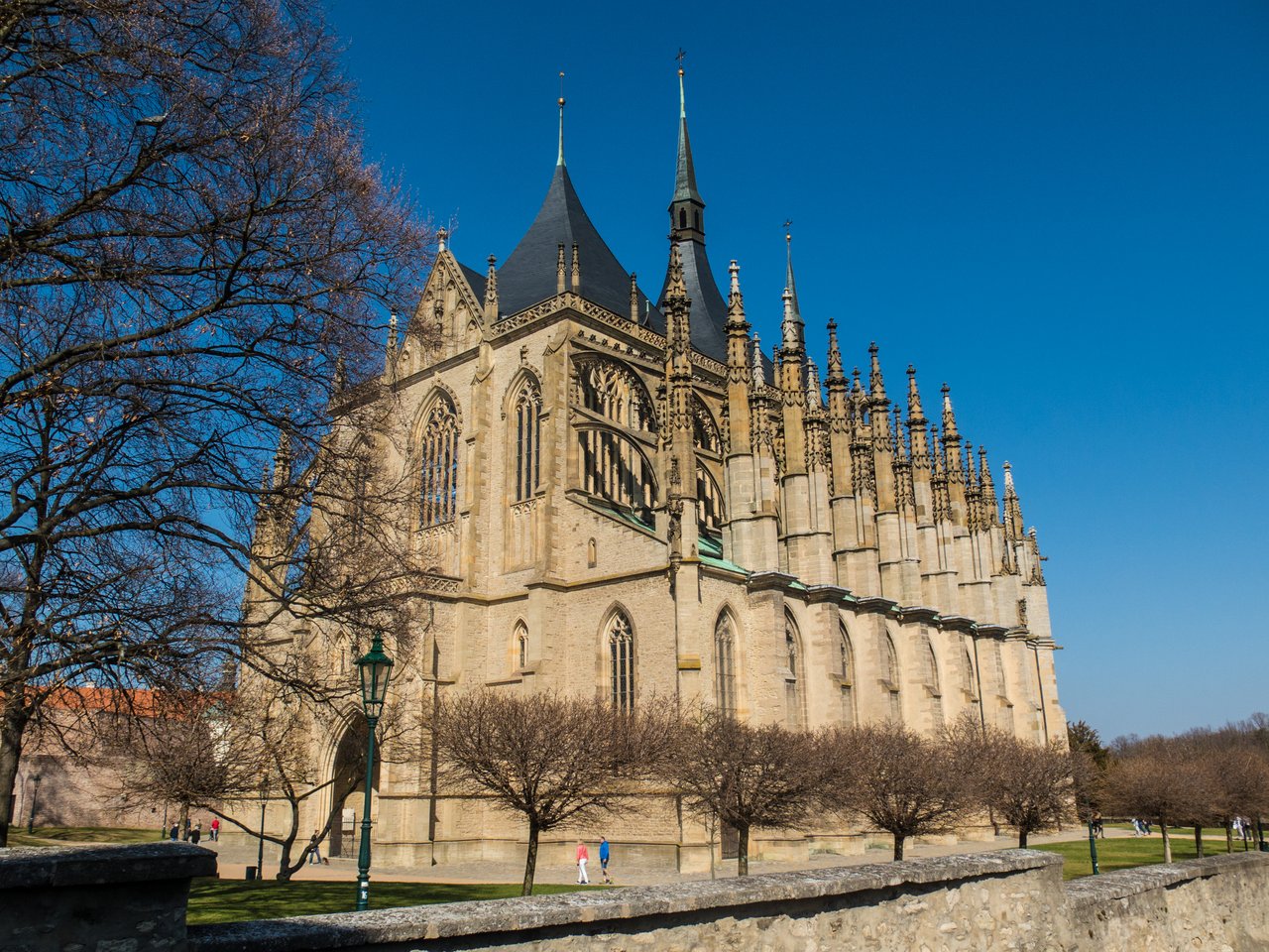 Large pointed church made of beige stone with pointed pillars on the sides